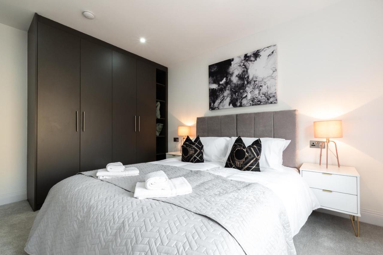 Elegant Apartments In Staines L Free Onsite Parking Exterior foto