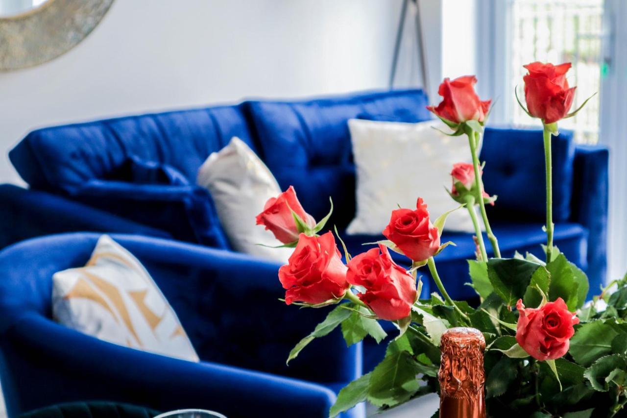 Elegant Apartments In Staines L Free Onsite Parking Exterior foto