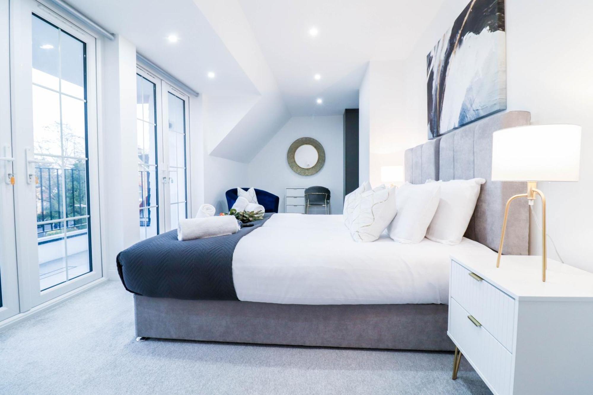 Elegant Apartments In Staines L Free Onsite Parking Exterior foto
