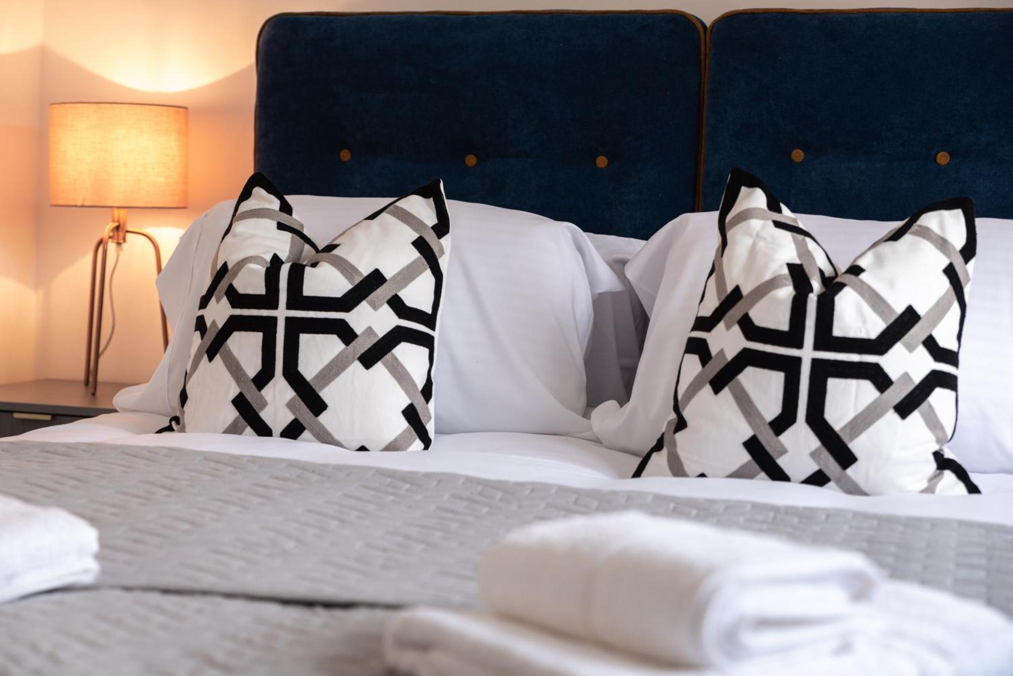 Elegant Apartments In Staines L Free Onsite Parking Exterior foto