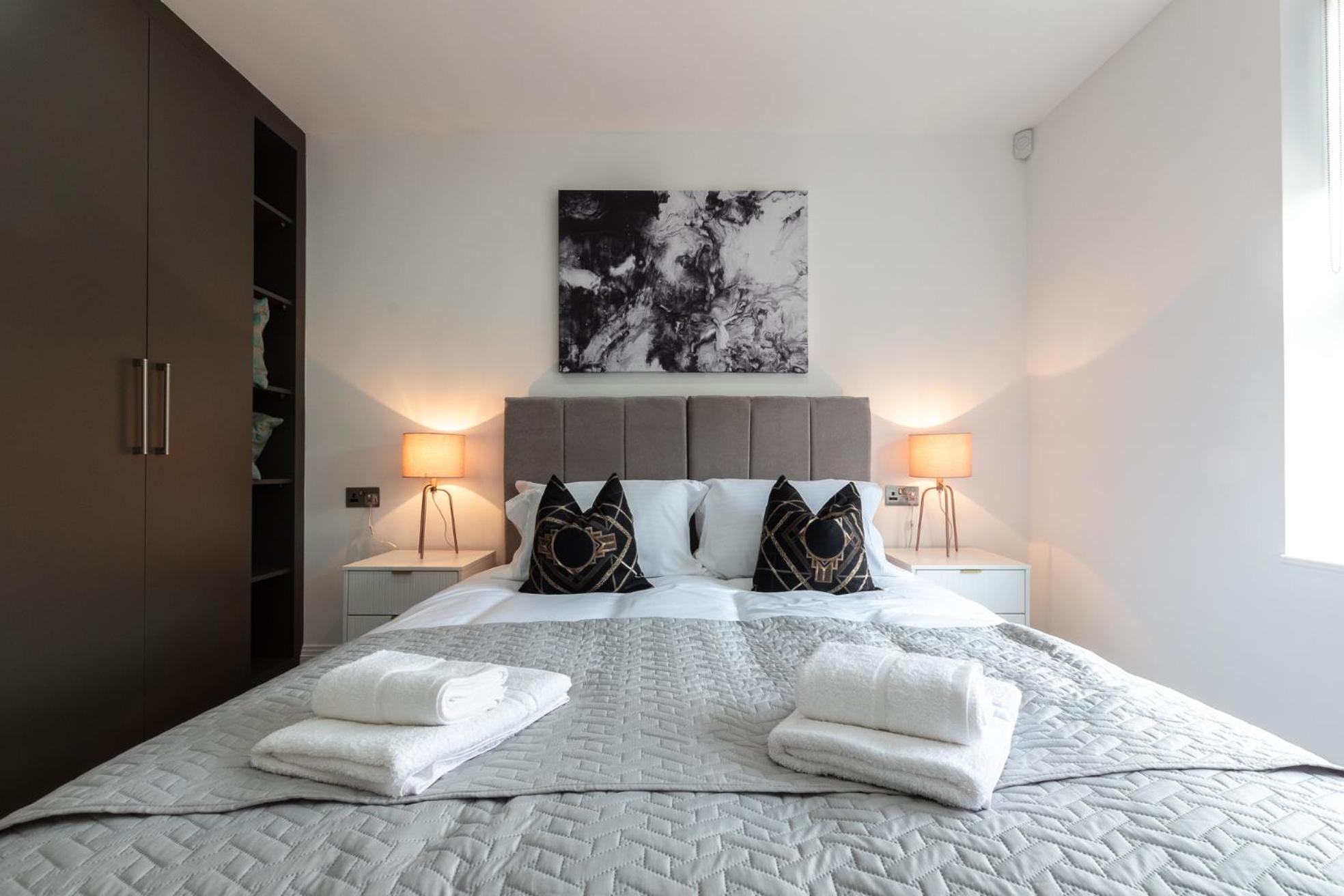 Elegant Apartments In Staines L Free Onsite Parking Exterior foto